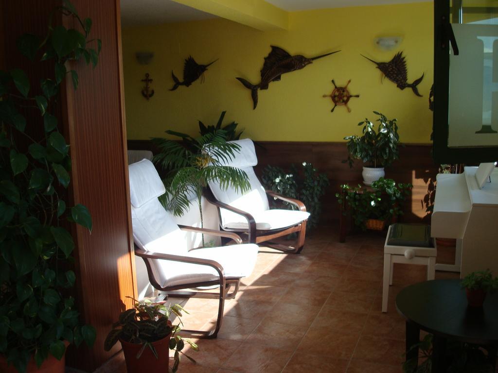Hotel Brisamar Banugues Bagian luar foto