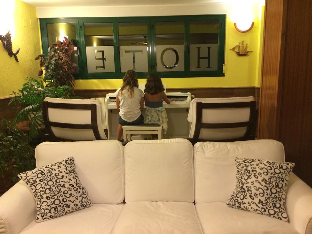 Hotel Brisamar Banugues Bagian luar foto