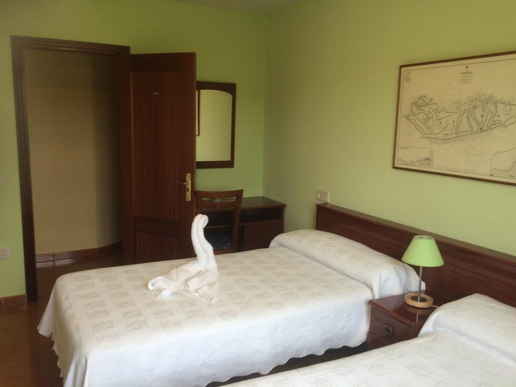 Hotel Brisamar Banugues Bagian luar foto