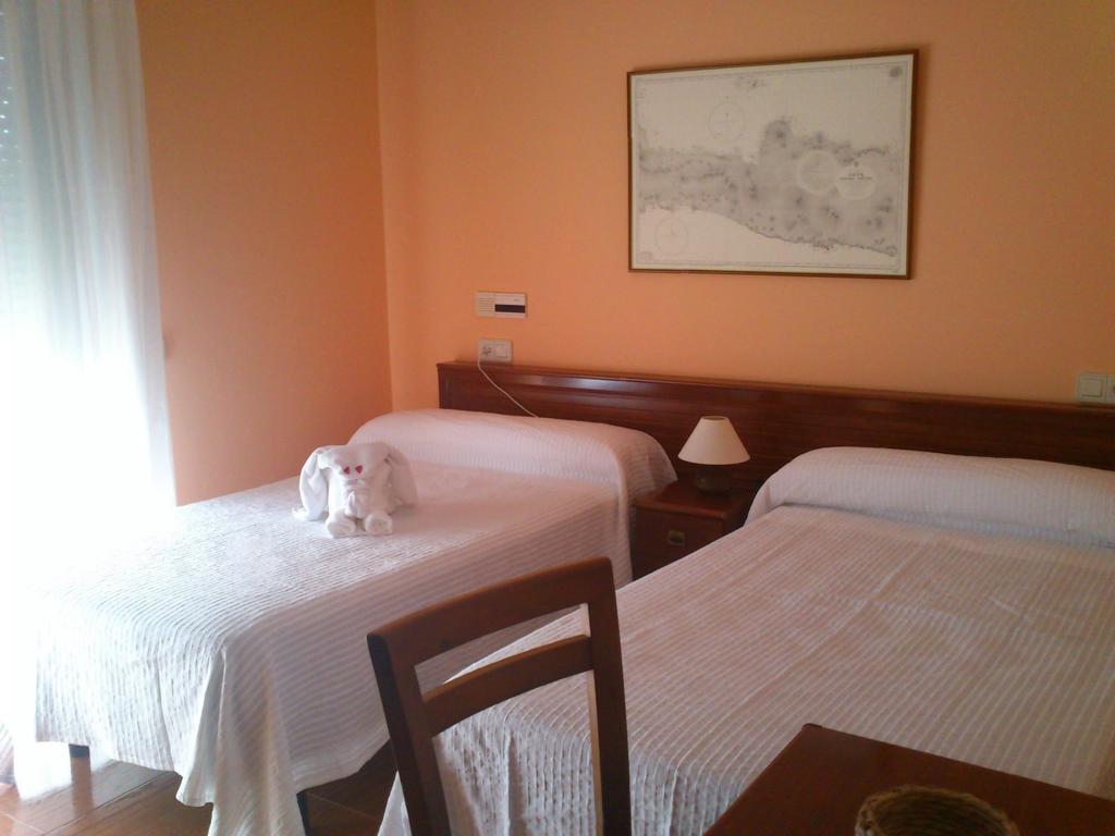 Hotel Brisamar Banugues Ruang foto