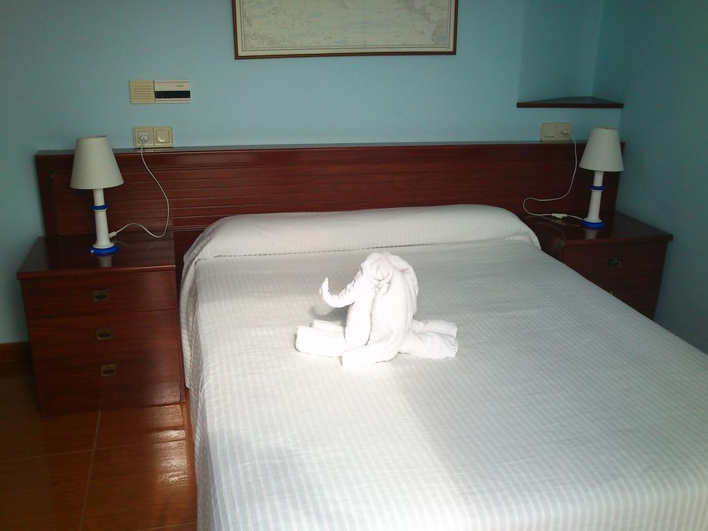 Hotel Brisamar Banugues Ruang foto