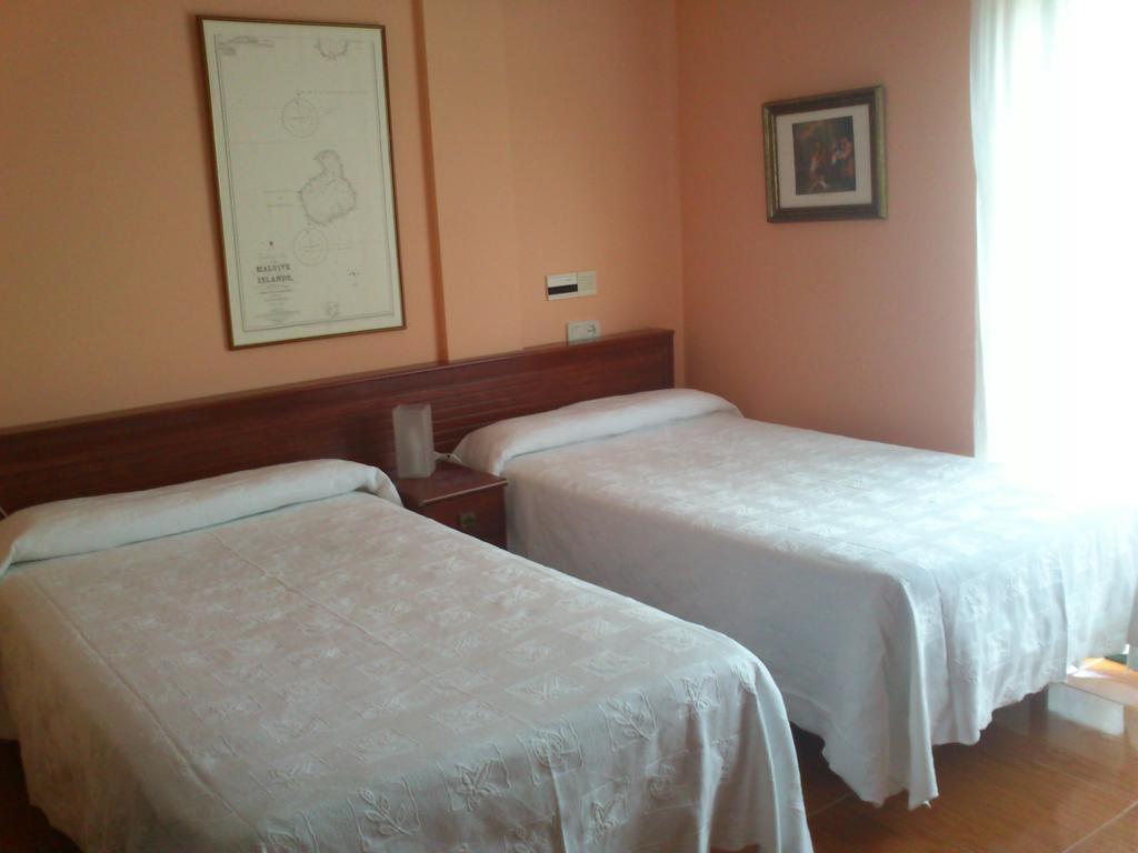 Hotel Brisamar Banugues Ruang foto