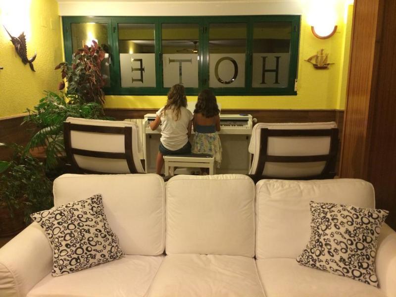 Hotel Brisamar Banugues Bagian luar foto