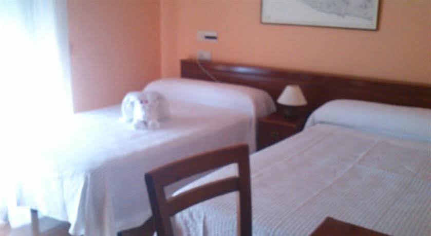 Hotel Brisamar Banugues Bagian luar foto