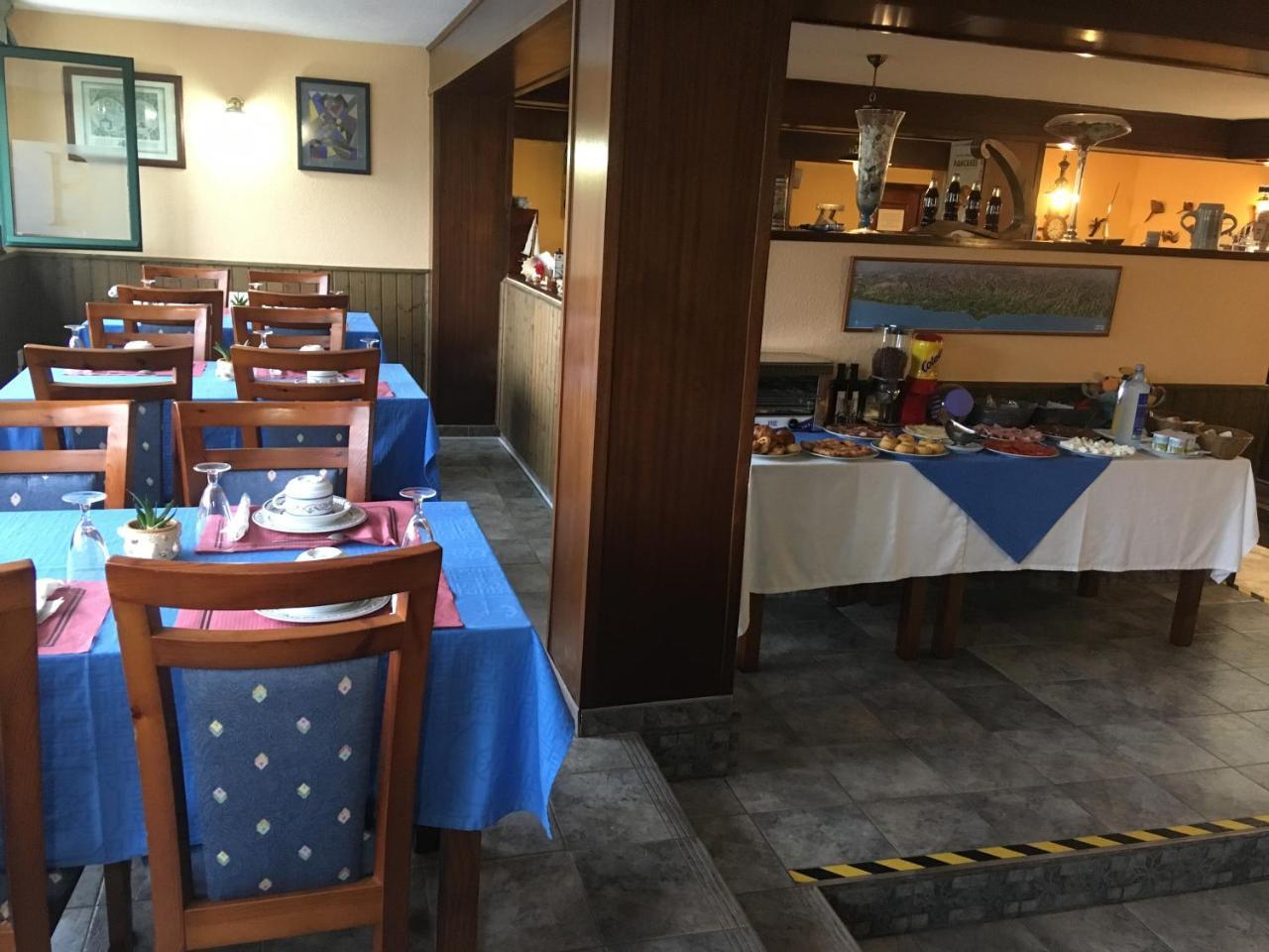 Hotel Brisamar Banugues Bagian luar foto